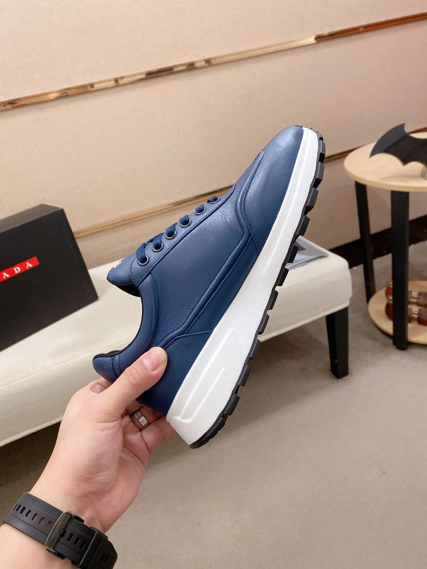 Factory price 600💰 ✔️✔️✔️High version High-quality new PRADA counters are on the market at the same time. The new men's shoes and 😘fabrics are selected from first-layer cowhide and are made by pure handicrafts. Lining: Full cowhide lining. 👍🏿 High-end ☄️ air-cushion molded anti-slip rubber outsole, exquisite lines, simple and elegant, comfortable and high-end for leisure travel. Code number: 38 to 45